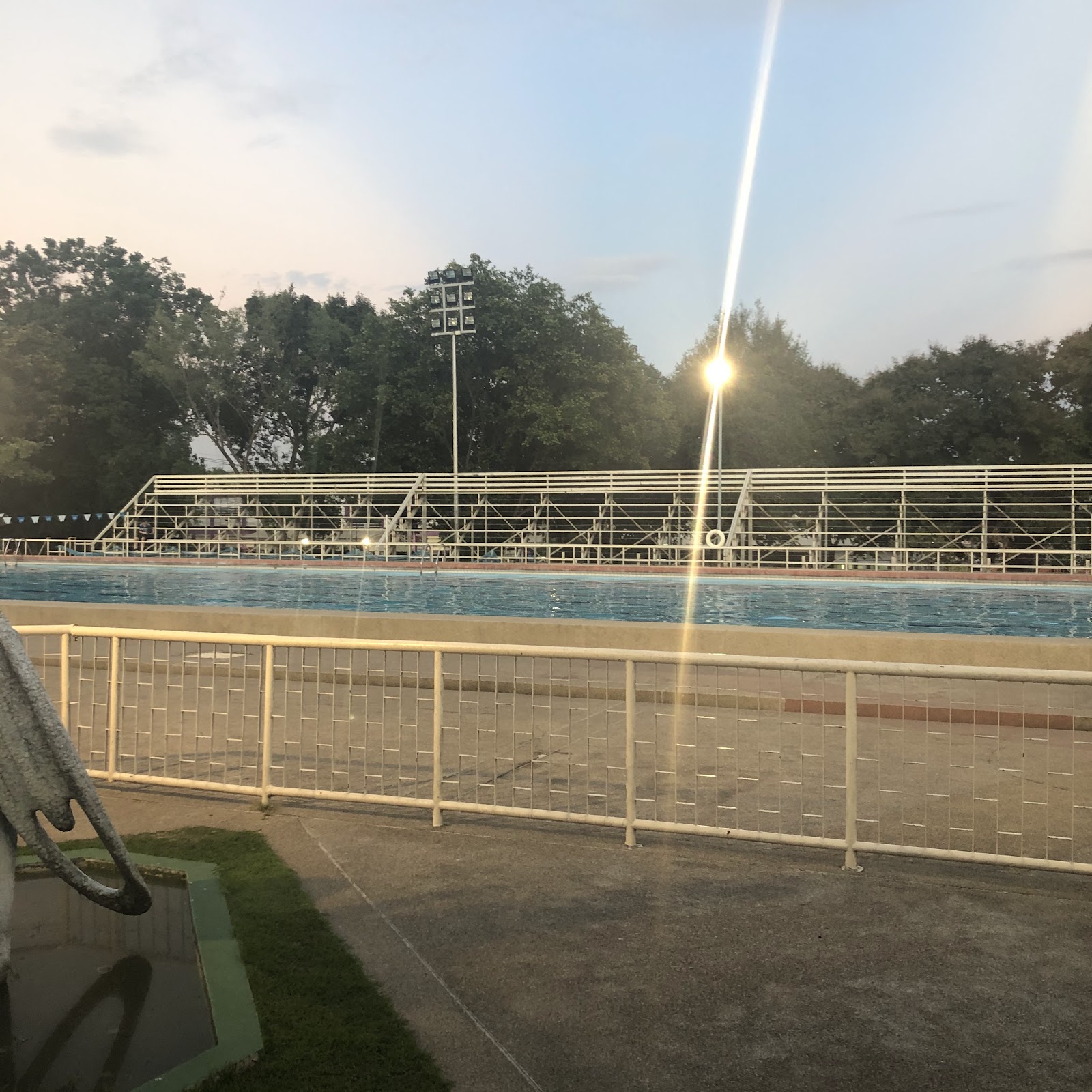 Rujirawong Swimming Pool photo 4